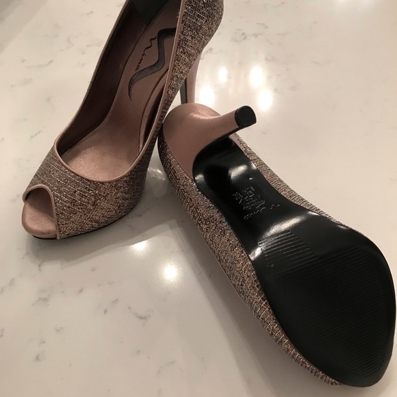 Nina beige satin/glitter 4” size 6 dressy heels - Picture 5 of 7